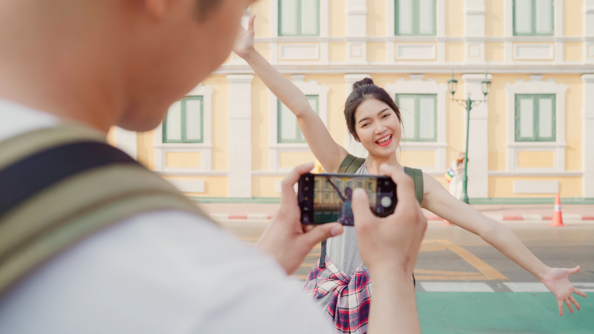 จับมือถือให้มั่น! 5 เทคนิคการถ่ายภาพและวิดีโอให้ปัง ยอดไลก์พุ่ง สไตล์มือโปร